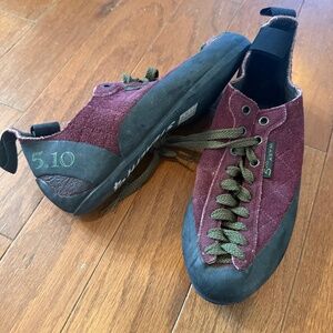 Vintage Climbing Shoes by 5.10 size 6.5m or 8w